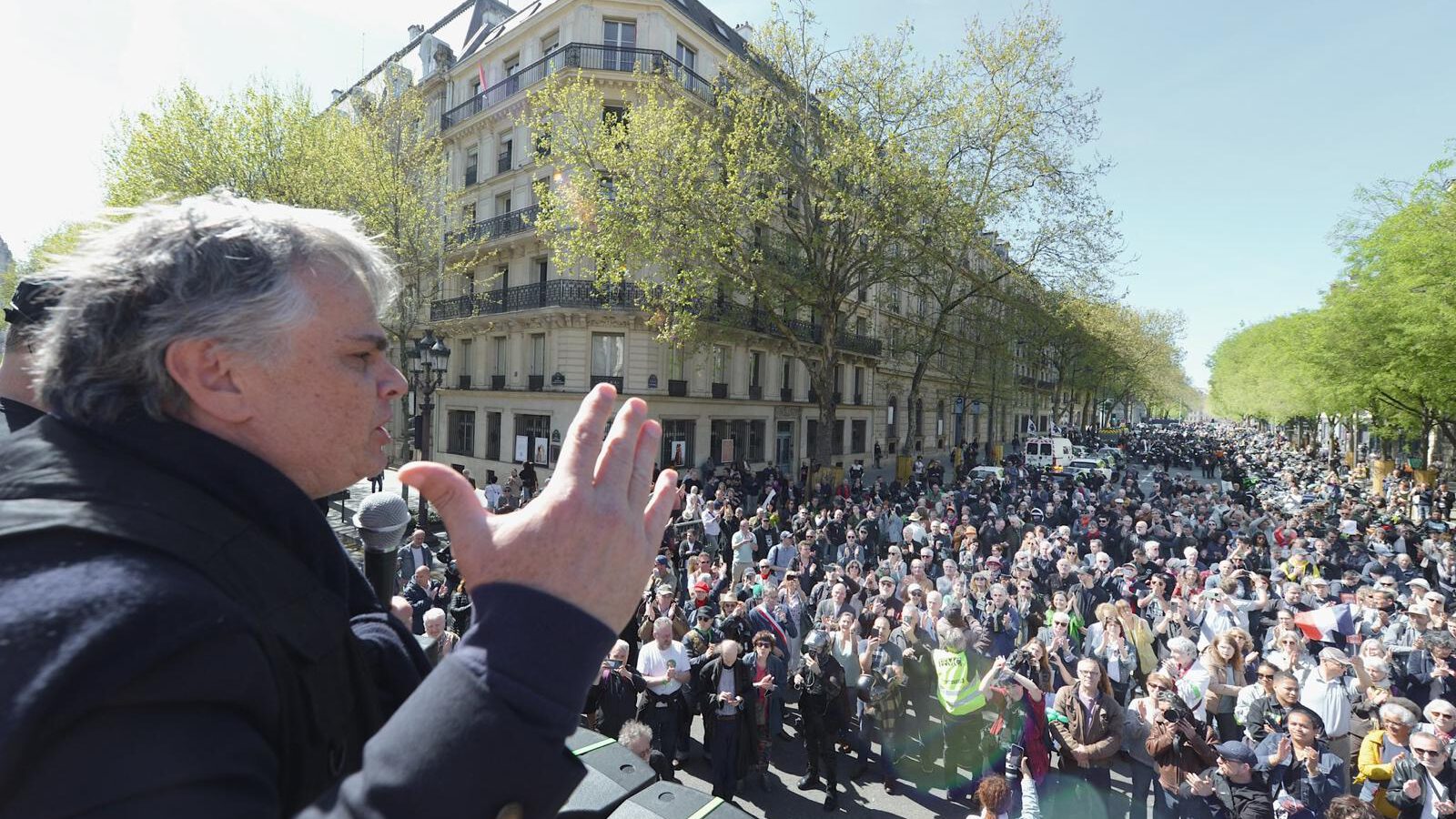 Alexandre Jardin prenant la parole devant la foule