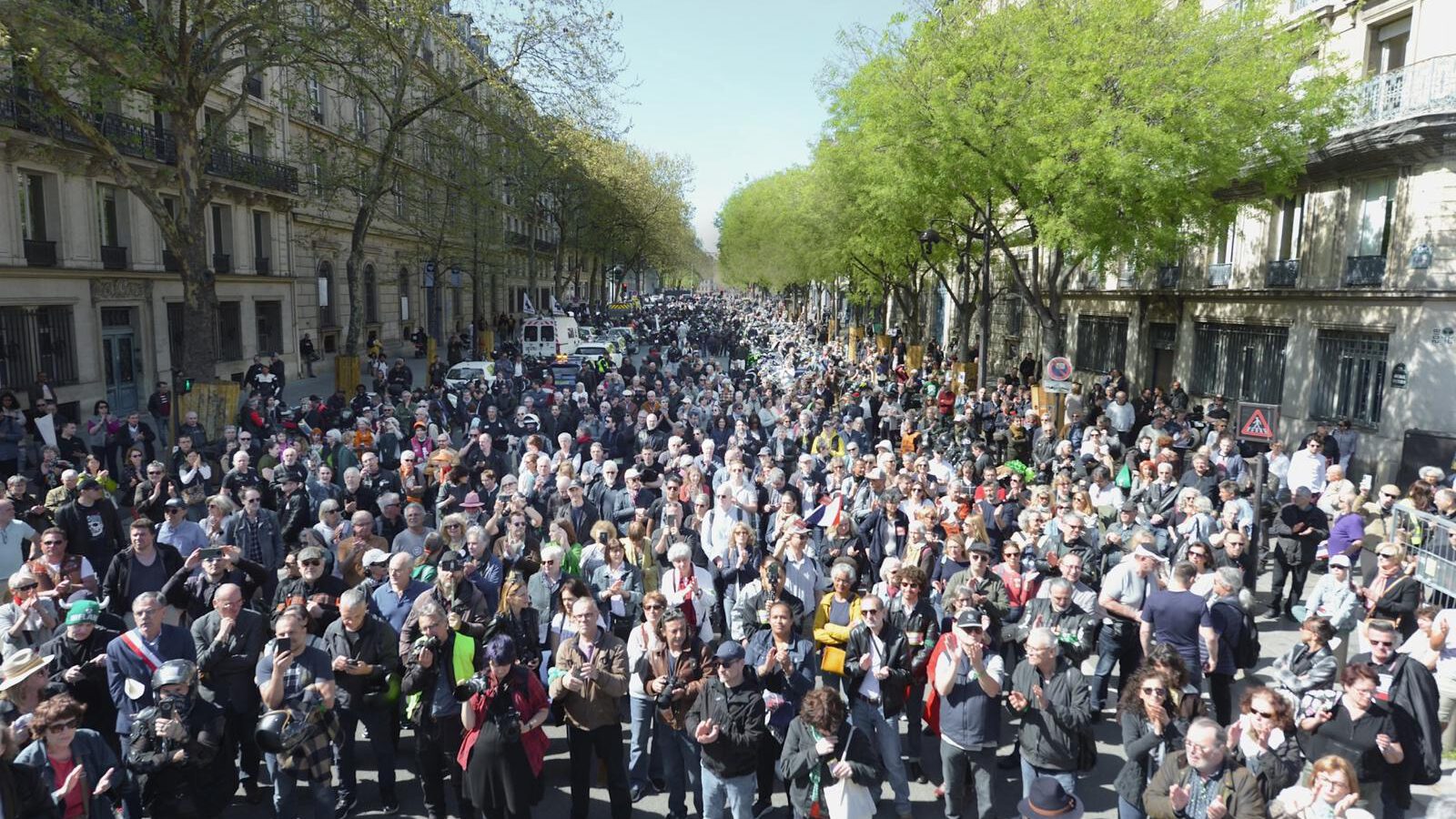 Des milliers de citoyens rassemblés avenue Foch