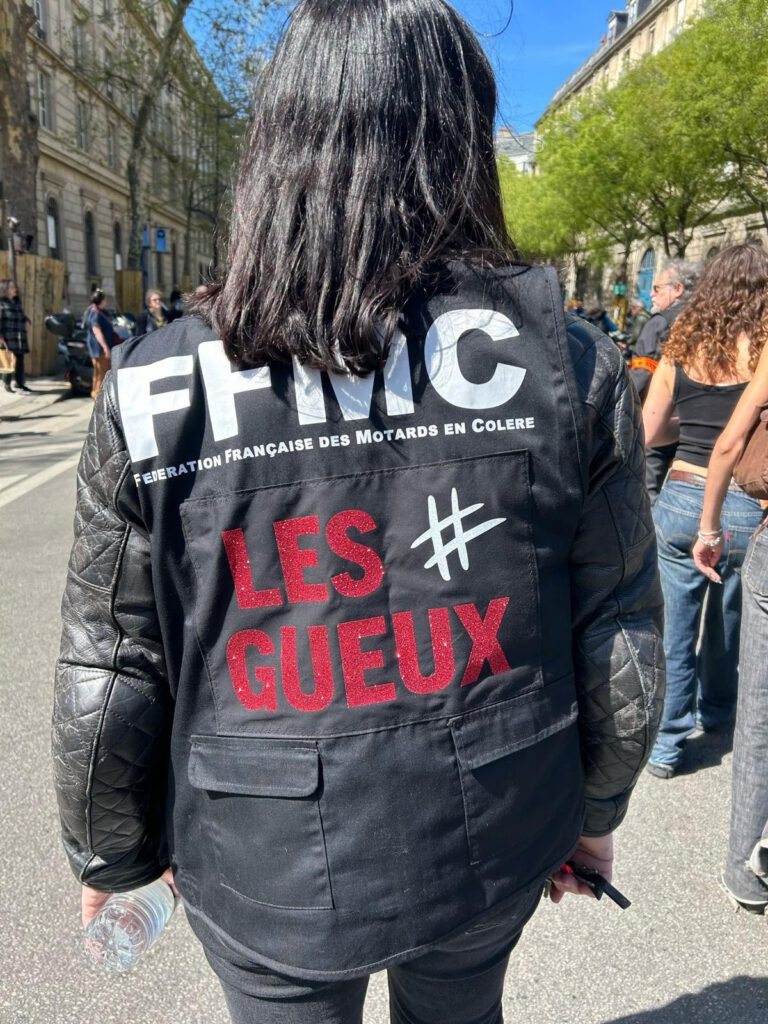 Une membre du mouvement portant la veste Les #Gueux